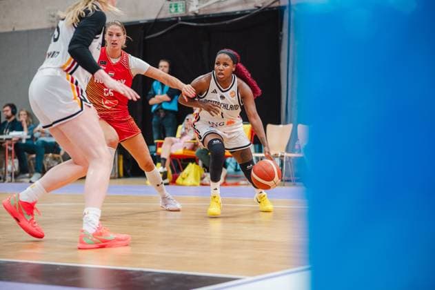 Eine Spielerin der deutschen Nationalmannschaft treibt den Ball in Richtung Korb und wird dabei von Judit Széki-Barnai ( 55; Hungary) eng verteidigt. Die Szene zeigt einen intensiven Zweikampf in der Sparkassen-Arena in Göttingen. Judit Széki-Barnai ( 55; Hungary) verteidigt gegen Deutschland-Spielerin beim Drive *** A player on the German national team drives the ball toward the basket while being closely guarded by Judit Széki Barnai (No. 55, Hungary). The scene shows an intense one-on-one matchup at the Sparkassen Arena in Göttingen. Judit Széki Barnai (No. 55, Hungary) defends against a German player on a drive. Copyright: xJoelxKruehlerx