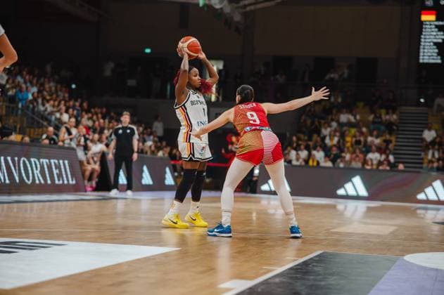 Alexis Peterson ( 1; Deutschland A-Natio DamenBB 2026) hält den Ball hoch über den Kopf und sucht eine Anspielstation, während Ágnes Studer ( 9; Hungary) die Verteidigung aufbaut. Die Sparkassen-Arena in Göttingen ist mit Zuschauern gut gefüllt. Alexis Peterson ( 1; Deutschland) im Angriff gegen Ágnes Studer ( 9; Hungary) *** Alexis Peterson 1 (Germany A National Women s BB 2026) holds the ball high above her head and looks for a teammate to pass to, while Ágnes Studer 9 (Hungary) sets up the defense. The Sparkassen Arena in Göttingen is packed with spectators. Alexis Peterson 1 (Germany) attacks against Ágnes Studer 9 (Hungary). Copyright: xJoelxKruehlerx