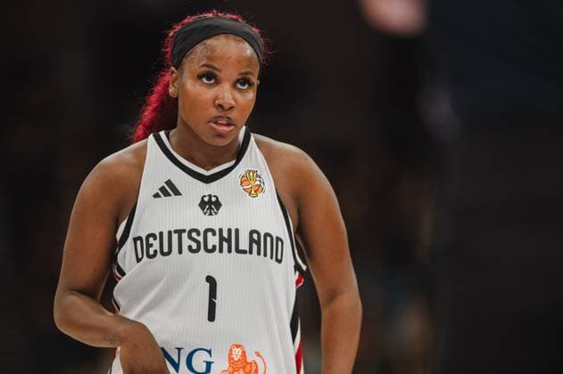 Alexis Peterson ( 1; Deutschland A-Natio DamenBB 2026) steht konzentriert auf dem Parkett der Sparkassen-Arena in Göttingen. Die Point Guard trägt das weiß-schwarze Deutschland-Trikot mit der Nummer 1. Alexis Peterson ( 1; Deutschland A-Natio DamenBB 2026) im Spielfokus *** Alexis Peterson 1, Germany A National Women s Basketball Team 2026, stands focused on the court at the Sparkassen Arena in Göttingen. The point guard wears the black-and-white Germany jersey with the number 1. Alexis Peterson 1, Germany A National Women s Basketball Team 2026, is the focus of the game. Copyright: xJoelxKruehlerx
