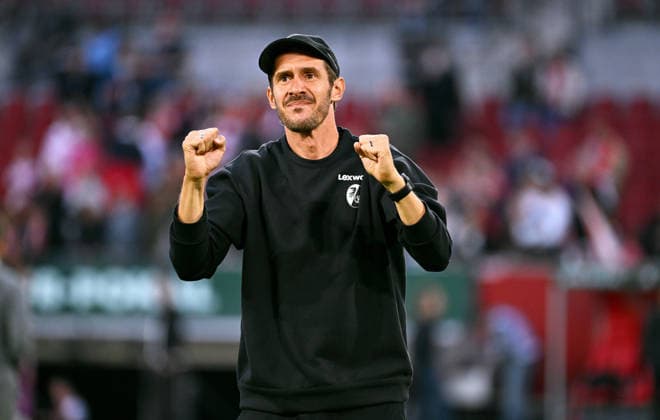 Düsseldorf, Germany, DFB Cup, 1. Round, Merkur-Spiel-Arena Düsseldorf, Fortuna Düsseldorf vs SC Freiburg 1:5; Headcoach Julian Schuster (SCF) celebrates after the match. Celebration, Joy, Action. *** Düsseldorf, Germany, DFB Cup, 1st Round, Merkur Spiel Arena Düsseldorf, Fortuna Düsseldorf vs. SC Freiburg 1-5; Head Coach Julian Schuster (SCF) celebrates after the match; Celebration, Joy, Action