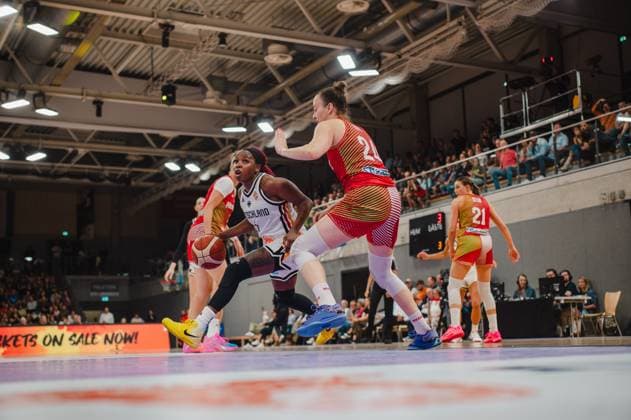 Nyara Sabally ( 8; Deutschland A-Natio DamenBB 2026) treibt den Ball in die Zone und wird von einer ungarischen Verteidigerin mit der Nummer 22 gestoppt. Im Hintergrund sind weitere Spielerinnen beider Teams sowie die gut gefüllten Tribünen der Sparkassen-Arena in Göttingen zu sehen. Nyara Sabally ( 8; Deutschland) dribbelt gegen ungarische Verteidigung *** Nyara Sabally 8 of Germany’s A National Women’s Basketball Team 2026 drives the ball into the zone and is stopped by a Hungarian defender wearing number 22. In the background, other players from both teams can be seen, as well as the well-filled stands of the Sparkassen Arena in Göttingen. Nyara Sabally 8 Germany dribbles against the Hungarian defense Copyright: xJoelxKruehlerx