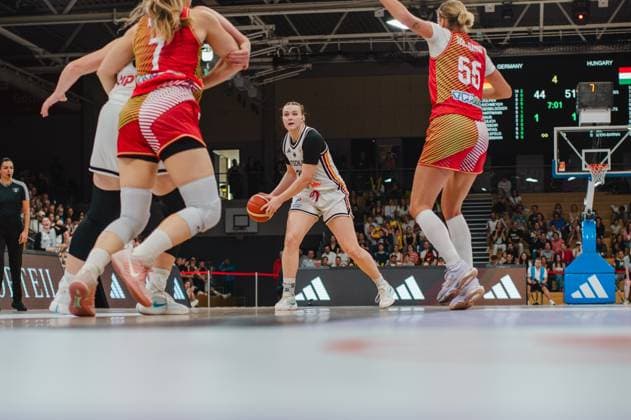 Eine deutsche Spielerin steht mit dem Ball in der Hand und sucht eine Anspielstation, während ungarische Verteidigerinnen – darunter Judit Széki-Barnai ( 55; Hungary) – sie unter Druck setzen. Die Partie findet vor ausverkauftem Haus in der Sparkassen-Arena in Göttingen statt. Deutschland A-Natio Damen im Angriff gegen Hungary in der Sparkassen-Arena *** A German player stands with the ball in her hand, looking for a passing option, while Hungarian defenders —including Judit Széki Barnai (No. 55, Hungary)—put pressure on her. The game is taking place in front of a sold-out crowd at the Sparkassen Arena in Göttingen. The German Women’s National Team is on the attack against Hungary at the Sparkassen Arena. Copyright: xJoelxKruehlerx
