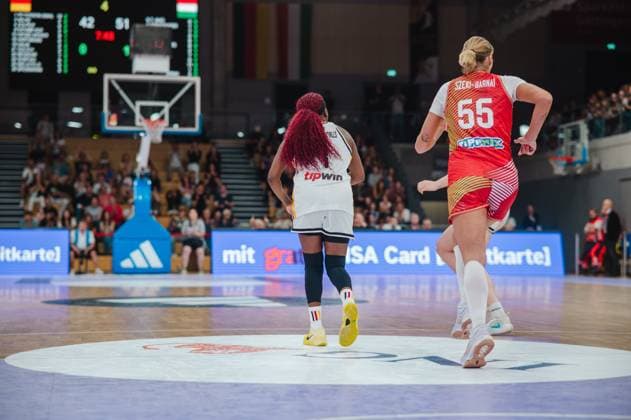 Judit Széki-Barnai ( 55; Hungary) läuft neben einer Spielerin der deutschen Nationalmannschaft über das Parkett der Sparkassen-Arena in Göttingen. Auf der Anzeigetafel ist der Spielstand 42:51 zu sehen. Judit Széki-Barnai ( 55; Hungary) und Deutschland-Spielerin im Lauf *** Judit Széki Barnai (No. 55, Hungary) runs across the court at the Sparkassen Arena in Göttingen alongside a player from the German national team. The scoreboard shows the score 42–51. Judit Széki Barnai (No. 55, Hungary) and a German player are running. Copyright: xJoelxKruehlerx