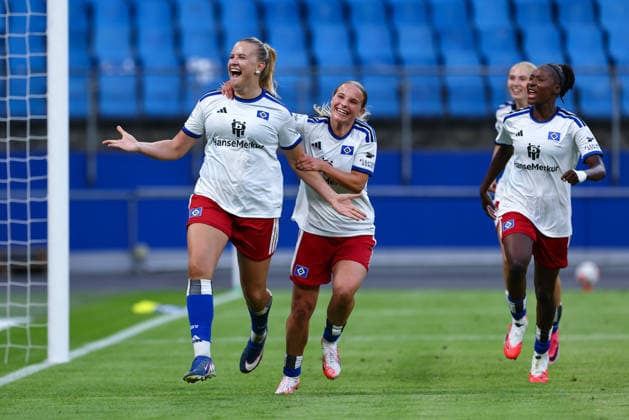 v.li.: Torschützin Nikola Karczewska (Hamburger SV, 20), Jonna Wrede (Hamburger SV, HSV, 26) und Magou Doucoure (Hamburger SV, HSV, 2) mit Torjubel, Jubel, jubeln, jubelt, optimistisch, Spielszene, Highlight, Freude über das Tor zum 1:1, DIE DFB-RICHTLINIEN UNTERSAGEN JEGLICHE NUTZUNG VON FOTOS ALS SEQUENZBILDER UND ODER VIDEOÄHNLICHE FOTOSTRECKEN. DFB REGULATIONS PROHIBIT ANY USE OF PHOTOGRAPHS AS IMAGE SEQUENCES AND OR QUASI-VIDEO., 23.08.2026, Hamburg (Deutschland), Fussball, Google Pixel Frauen-Bundesliga, Hamburger SV - SC Freiburg *** From left: Goal scorer Nikola Karczewska of Hamburger SV, 20; Jonna Wrede of Hamburger SV (HSV), 26; and Magou Doucoure of Hamburger SV (HSV), 2, celebrating the goal, celebration, celebrating, cheer, optimistic, game scene, highlight, joy over the 1-1 goal, DFB REGULATIONS PROHIBIT ANY USE OF PHOTOGRAPHS AS SEQUENCE IMAGES AND OR VIDEO-LIKE PHOTO STORIES DFB REGULATIONS PROHIBIT ANY USE OF PHOTOGRAPHS AS IMAGE SEQU, August 23, 2026, Hamburg, Germany, soccer, Google Pixel Women’s Bundesliga, Hamburger SV vs. SC Freiburg xobx