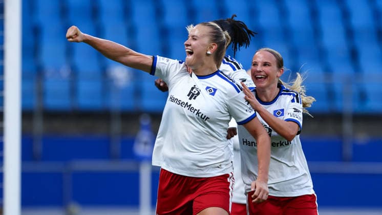 v.li.: Torschützin Nikola Karczewska (Hamburger SV, 20), und Jonna Wrede (Hamburger SV, HSV, 26) mit Torjubel, Jubel, jubeln, jubelt, optimistisch, Spielszene, Highlight, Freude über das Tor zum 1:1, DIE DFB-RICHTLINIEN UNTERSAGEN JEGLICHE NUTZUNG VON FOTOS ALS SEQUENZBILDER UND ODER VIDEOÄHNLICHE FOTOSTRECKEN. DFB REGULATIONS PROHIBIT ANY USE OF PHOTOGRAPHS AS IMAGE SEQUENCES AND OR QUASI-VIDEO., 23.08.2026, Hamburg (Deutschland), Fussball, Google Pixel Frauen-Bundesliga, Hamburger SV - SC Freiburg *** From left: Goal scorer Nikola Karczewska of Hamburger SV, 20, and Jonna Wrede of Hamburger SV (HSV), 26, celebrating a goal; celebration; cheering; optimistic; game scene; highlight; joy over the 1-1 goal, DFB REGULATIONS PROHIBIT ANY USE OF PHOTOGRAPHS AS SEQUENCE IMAGES AND OR VIDEO-LIKE PHOTO SERIES DFB REGULATIONS PROHIBIT ANY USE OF PHOTOGRAPHS AS IMAGE SEQUENCES AND OR QUASI-VIDEO, August 23, 2026, Hamburg, Germany, soccer, Google Pixel Women’s Bundesliga, Hamburger SV vs. SC Freiburg xobx
