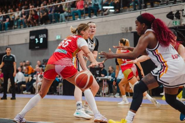 Eine Spielerin Ungarns ( 35) kämpft im Dribbling gegen eine deutsche Verteidigerin um den Basketball, während weitere Spielerinnen beider Teams die Szene umringen. Die Partie findet vor gut besetzten Rängen in der Sparkassen-Arena in Göttingen statt. Zweikampf um den Ball zwischen Deutschland und Ungarn in der Sparkassen-Arena *** A Hungarian player, No. 35, battles a German defender for the basketball while dribbling, as other players from both teams surround the action. The game is taking place in front of a packed crowd at the Sparkassen Arena in Göttingen. A battle for the ball between Germany and Hungary at the Sparkassen Arena Copyright: xJoelxKruehlerx