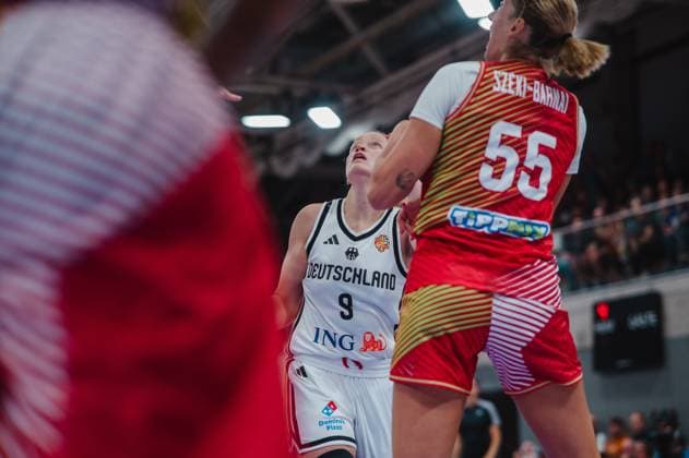 Emma Eichmeyer ( 9; Deutschland A-Natio DamenBB 2026) blickt nach oben, während Judit Széki-Barnai ( 55; Hungary) den Ball in der Luft hält. Die Szene zeigt einen intensiven Zweikampf unter dem Korb in der Sparkassen-Arena Göttingen. Emma Eichmeyer ( 9; Deutschland) im Zweikampf mit Judit Széki-Barnai ( 55; Hungary) *** Emma Eichmeyer 9, Germany A National Women s BB 2026, looks up, while Judit Széki Barnai 55 Hungary keeps the ball in the air. The scene shows an intense battle under the basket at the Sparkassen Arena in Göttingen, with Emma Eichmeyer 9 Germany going head-to-head with Judit Széki Barnai 55 Hungary. Copyright: xJoelxKruehlerx