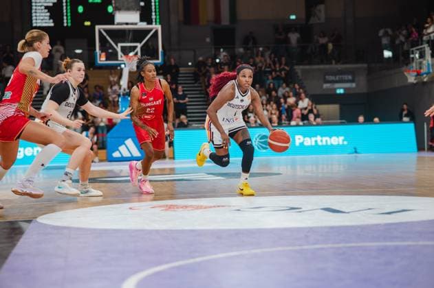 Nyara Sabally ( 8; Deutschland A-Natio DamenBB 2026) treibt den Ball in die Zone und zieht an Yvonne Turner ( 22; Hungary) vorbei, während zwei weitere Spielerinnen die Szene begleiten. Das Spiel findet in der Sparkassen-Arena in Göttingen vor gut besetzten Rängen statt. Nyara Sabally ( 8; Deutschland) dribbelt am Korb vorbei gegen Hungary *** Nyara Sabally, No. 8, Germany A National Women s Basketball Team 2026, drives the ball into the zone and passes by Yvonne Turner, No. 22, Hungary, while two other players watch the play unfold. The game is taking place at the Sparkassen Arena in Göttingen in front of a well-attended crowd. Nyara Sabally 8 of Germany dribbles past the basket against Hungary. Copyright: xJoelxKruehlerx