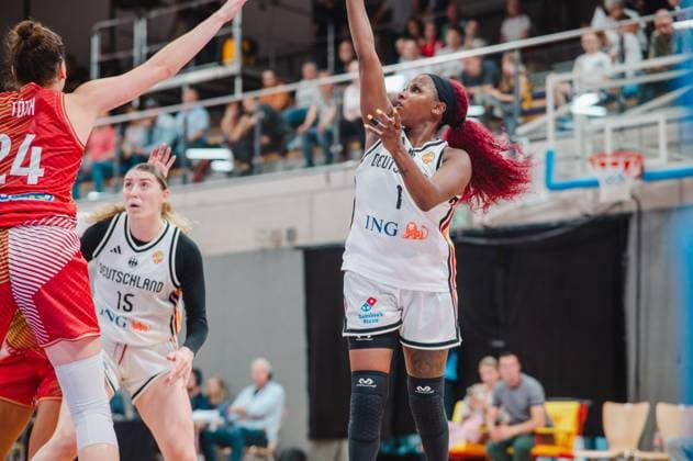 Alexis Peterson ( 1; Deutschland A-Natio DamenBB 2026) zieht zum Korb und nimmt einen Wurf gegen die ungarische Abwehr, darunter Franka Emília Tóth ( 24; Hungary). Luisa Geiselsöder ( 15; Deutschland A-Natio DamenBB 2026) steht im Hintergrund bereit. Alexis Peterson ( 1; Deutschland A-Natio DamenBB 2026) beim Korbwurf gegen Ungarn *** Alexis Peterson 1, Germany A National Women s BB 2026, drives to the basket and takes a shot against the Hungarian defense, including Franka Emília Tóth 24 (Hungary); Luisa Geiselsöder 15 (Germany A National Women’s Basketball Team 2026) stands ready in the background; Alexis Peterson 1 (Germany A National Women’s Basketball Team 2026) shoots toward the basket against Hungary Copyright: xJoelxKruehlerx