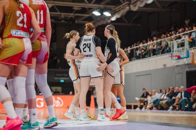 Mehrere Spielerinnen der deutschen Damen-Nationalmannschaft stehen in einer Spielunterbrechung zusammen und besprechen sich auf dem Parkett der Sparkassen-Arena in Göttingen. Links im Bild sind Spielerinnen Ungarns zu sehen. Lina Sontag ( 24; Deutschland A-Natio DamenBB 2026) in Teamabsprache *** Several players from the German women s national team are standing together during a break in play and discussing the game on the court at the Sparkassen Arena in Göttingen. On the left side of the picture, Hungarian players can be seen. Lina Sontag, No. 24, Germany A Women s National Team, 2026, in a team discussion. Copyright: xJoelxKruehlerx