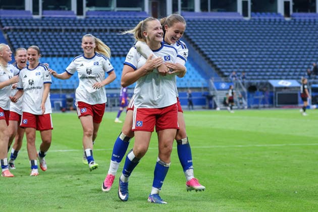 v.li.: Torschützin Nikola Karczewska (Hamburger SV, 20) und Camilla Linberg (Hamburger SV, HSV, 7) mit Torjubel, Jubel, jubeln, jubelt, optimistisch, Spielszene, Highlight, Freude über das Tor zum 1:1, DIE DFB-RICHTLINIEN UNTERSAGEN JEGLICHE NUTZUNG VON FOTOS ALS SEQUENZBILDER UND ODER VIDEOÄHNLICHE FOTOSTRECKEN. DFB REGULATIONS PROHIBIT ANY USE OF PHOTOGRAPHS AS IMAGE SEQUENCES AND OR QUASI-VIDEO., 23.08.2026, Hamburg (Deutschland), Fussball, Google Pixel Frauen-Bundesliga, Hamburger SV - SC Freiburg *** From left: Goal scorer Nikola Karczewska of Hamburger SV, 20, and Camilla Linberg of Hamburger SV (HSV), 7, celebrating the goal; celebration, cheering, optimistic, game scene, highlight, joy over the goal that tied the score at 1-1, DFB REGULATIONS PROHIBIT ANY USE OF PHOTOGRAPHS AS IMAGE SEQUENCES AND OR VIDEO-LIKE PHOTO SERIES DFB REGULATIONS PROHIBIT ANY USE OF PHOTOGRAPHS AS IMAGE SEQUENCES AND OR QUASI-VIDEO, August 23, 2026, Hamburg, Germany, soccer, Google Pixel Women’s Bundesliga, Hamburger SV vs. SC Freiburg xobx