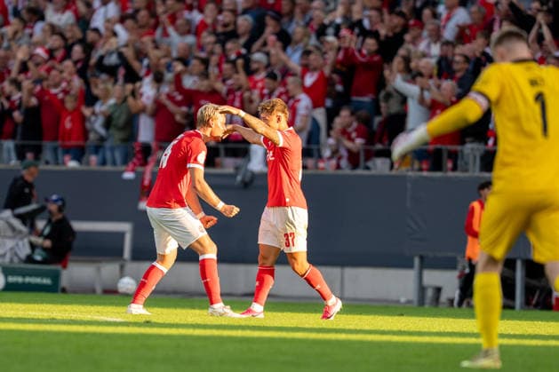 23.08.2026, GER Deutschland, Fussball, Saison 2026 2027, DFB-Pokal 1. Runde RW Essen - St. Pauli Ben Hüning Huening (Rot-Weiss Essen, 15) und Jannik Hofmann (Rot-Weiss Essen, 37) Jubel, feiern, sind glücklich über den sieg, Gestik, Mimik, Emotionen Essen Stadion an der Hafenstraße Nordrhein-Westfalen (NRW) Deutschland *** August 23, 2026, GER Germany, Soccer, 2026–2027 Season, DFB Cup, First Round: RW Essen vs. St. Pauli; Ben Hüning (Rot-Weiss Essen, No. 15) and Jannik Hofmann (Rot-Weiss Essen, No. 37) celebrating, happy about the victory; gestures, facial expressions, emotions; Essen Stadium on Hafenstraße, North Rhine-Westphalia (NRW), Germany Copyright: xnordphotoxGmbHx xChristianxSchulzex
