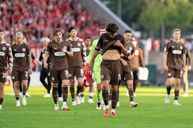 23.08.2026, GER Deutschland, Fussball, Saison 2026 2027, DFB-Pokal 1. Runde RW Essen - St. Pauli Mannschaft von FC St. Pauli geht enttäuscht zu den Fans Tomoya Ando (FC St. Pauli, 15) Scott Banks (FC St. Pauli, 17) Essen Stadion an der Hafenstraße Nordrhein-Westfalen (NRW) Deutschland *** August 23, 2026, GER Germany, Soccer, 2026–2027 Season, DFB Cup, First Round: RW Essen vs. St. Pauli; FC St. Pauli players head back to the fans, disappointed; Tomoya Ando (FC St. Pauli), 15; Scott Banks (FC St. Pauli), 17; Essen s Stadion an der Hafenstraße, North Rhine-Westphalia (NRW), Germany Copyright: xnordphotoxGmbHx xChristianxSchulzex