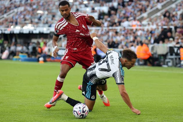 Newcastle v Liverpool 22 August 2026, Newcastle - Premier League Football - Newcastle United v Liverpool - Cody Gakpo of Liverpool and Amar Dedic of Newcastle United - Photo: Charlotte Wilson Offside. Newcastle UK *** Newcastle gegen Liverpool, 22. August 2026, Newcastle, Premier League, Fußball: Newcastle United gegen Liverpool. Cody Gakpo von Liverpool und Amar Dedic von Newcastle United. Foto: Charlotte Wilson, Offside, Newcastle, Großbritannien  Copyright: xCharlottexWilsonx xOffsidexOffside