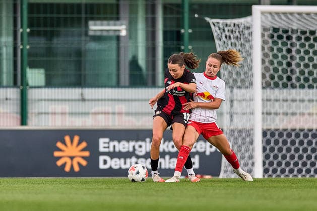 23.08.2026, GER, Frauenfußball, BL, 2026 2027, RB Leipzig - Bayer 04 Leverkusen Loreen Bender (19, Bayer Leverkusen, li.), Annabel Schasching (16, RB Leipzig), Aktion, mit Ball, Zweikampf Leipzig Trainingszentrum der Roten Bulle Sachsen Deutschland *** August 23, 2026, GER, Women s Soccer, Bundesliga, 2026–2027, RB Leipzig vs. Bayer 04 Leverkusen, Loreen Bender, 19, Bayer Leverkusen, left, Annabel Schasching, 16, RB Leipzig, action, with the ball, tackle, Leipzig, Red Bulls Training Center, Saxony, Germany
