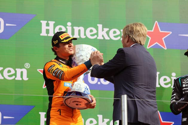 Zandvoort, Niederlande 20.- 23. August 2026: FIA Formel-1-Weltmeisterschaft - 2026 - Großer Preis der Niederlande - Zandvoort - Rennen Sonntag Im Bild: Koenig Willem-Alexander uebergibt Sieger Trophy an Lando Norris (GBR) Circuit Zandvoort *** Zandvoort, Netherlands, August 20–23, 2026, 2026 FIA Formula 1 World Championship, Dutch Grand Prix, Zandvoort, Race, Sunday. Pictured: King Willem-Alexander presents the winner s trophy to Lando Norris (GBR) at Circuit Zandvoort. Copyright: xFotostandx xHorstxBernhardtx