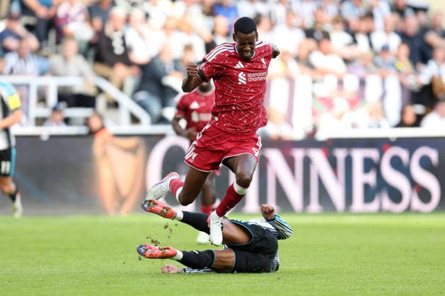 Newcastle v Liverpool 22 August 2026, Newcastle - Premier League Football - Newcastle United v Liverpool - Jacob Ramsey of Newcastle United fouls Alexander Isak of Liverpool - Photo: Charlotte Wilson Offside. Newcastle UK *** Newcastle gegen Liverpool, 22. August 2026, Newcastle, Premier League, Fußball: Newcastle United gegen Liverpool. Jacob Ramsey von Newcastle United begeht ein Foul an Alexander Isak von Liverpool. Foto: Charlotte Wilson. Abseits. Newcastle, Großbritannien  Copyright: xCharlottexWilsonx xOffsidexOffside