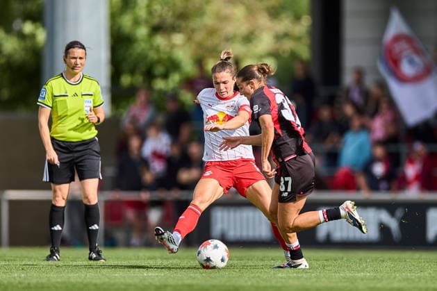 23.08.2026, GER, Frauenfußball, BL, 2026 2027, RB Leipzig - Bayer 04 Leverkusen Sandra Starke (13, RB Leipzig, li.), Carlotta Wamser (37, Bayer Leverkusen), Aktion, mit Ball, Zweikampf Leipzig Trainingszentrum der Roten Bulle Sachsen Deutschland *** August 23, 2026, GER, Women s Soccer, Bundesliga, 2026–2027, RB Leipzig vs. Bayer 04 Leverkusen, Sandra Starke 13 (RB Leipzig, left), Carlotta Wamser 37 (Bayer Leverkusen), action, with the ball, tackle, Leipzig, Red Bulls Training Center, Saxony, Germany