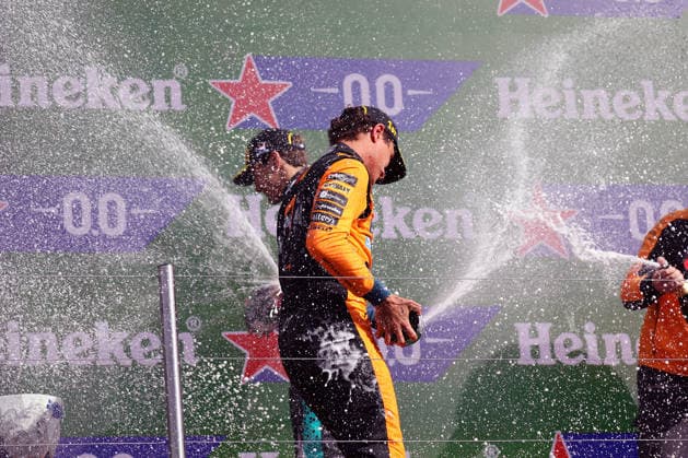 Zandvoort, Niederlande 20.- 23. August 2026: FIA Formel-1-Weltmeisterschaft - 2026 - Großer Preis der Niederlande - Zandvoort - Rennen Sonntag Im Bild: Lando Norris (GBR) Champagner Dusche Circuit Zandvoort *** Zandvoort, Netherlands, August 20–23, 2026, 2026 FIA Formula 1 World Championship, Dutch Grand Prix, Zandvoort, Race, Sunday. Pictured: Lando Norris (GBR) receiving a champagne shower at Circuit Zandvoort Copyright: xFotostandx xHorstxBernhardtx