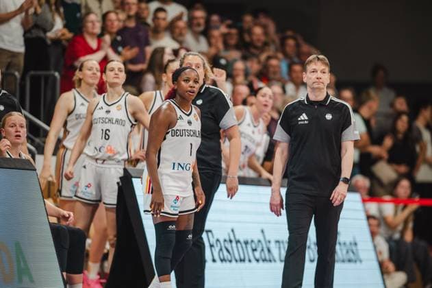 Alexis Peterson ( 1; Deutschland A-Natio DamenBB 2026) steht konzentriert an der Seitenlinie, im Hintergrund sind weitere Spielerinnen sowie ein Trainer des deutschen Teams zu sehen. Emma Eichmeyer ( 9; Deutschland A-Natio DamenBB 2026) und Alex Hartmann ( 16; Deutschland A-Natio DamenBB 2026) stehen dahinter in Spielbereitschaft. Alexis Peterson ( 1; Deutschland A-Natio DamenBB 2026) an der Seitenlinie in Göttingen *** Alexis Peterson 1, Germany A National Women s BB 2026, stands focused on the sidelines; with other players and a coach from the German team visible in the background. Emma Eichmeyer 9, Germany A National Women’s BB 2026, and Alex Hartmann 16, Germany A National Women’s BB 2026, stand behind her, ready to play. Alexis Peterson 1, Germany A National Women’s BB 2026, on the sideline in Göttingen Copyright: xJoelxKruehlerx