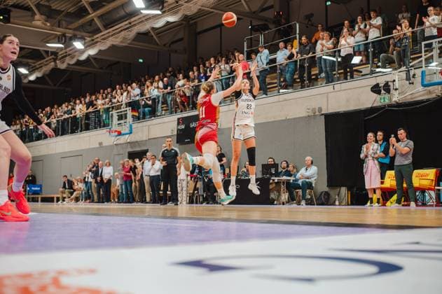 Emily Bessoir ( 22; Deutschland A-Natio DamenBB 2026) zieht zum Sprungwurf hoch, während Kinga Josepovits ( 11; Hungary) den Abschluss zu blocken versucht. Der Ball ist bereits in der Luft, die vollbesetzte Sparkassen-Arena in Göttingen applaudiert. Emily Bessoir ( 22; Deutschland) beim Wurf gegen Ungarn in Göttingen *** Emily Bessoir, 22, Germany A Natio Women s BB 2026, rises for a jump shot, while Kinga Josepovits 11, Hungary, tries to block the shot. The ball is already in the air, and the packed Sparkassen Arena in Göttingen applauds Emily Bessoir 22, Germany, as she shoots against Hungary in Göttingen. Copyright: xJoelxKruehlerx