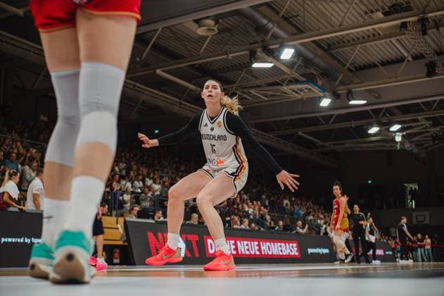 Luisa Geiselsöder ( 15; Deutschland A-Natio DamenBB 2026) geht tief in die Knie und nimmt eine intensive Defensivposition ein. Im Hintergrund ist die gut gefüllte Sparkassen-Arena in Göttingen zu sehen. Luisa Geiselsöder ( 15; Deutschland A-Natio DamenBB 2026) in Defensivstellung *** Luisa Geiselsöder, No. 15, Germany A National Women s Basketball Team 2026, bends her knees deeply and assumes an intense defensive stance. In the background, the packed Sparkassen Arena in Göttingen can be seen. Luisa Geiselsöder, No. 15, Germany A National Women s Basketball Team 2026, on defenseposition Copyright: xJoelxKruehlerx