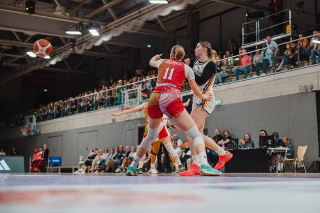 Kinga Josepovits ( 11; Hungary) setzt sich im Körperkontakt gegen eine Spielerin der deutschen Nationalmannschaft durch, der Ball fliegt bereits in Richtung Korb. Die Sparkassen-Arena in Göttingen ist mit Zuschauern gut gefüllt. Kinga Josepovits ( 11; Hungary) im Zweikampf gegen Deutschland *** Kinga Josepovits (No. 11, Hungary) holds her ground against a player from the German national team amid physical contact; the ball is already flying toward the basket. The Sparkassen Arena in Göttingen is packed with spectators. Kinga Josepovits (No. 11, Hungary) in a one-on-one battle against Germany Copyright: xJoelxKruehlerx