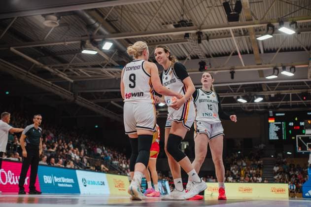 Emily Bessoir ( 22; Deutschland A-Natio DamenBB 2026) und Emma Eichmeyer ( 9; Deutschland A-Natio DamenBB 2026) begrüßen sich auf dem Spielfeld der Sparkassen-Arena in Göttingen, während Luisa Geiselsöder ( 15) daneben steht. Im Hintergrund ist die gut gefüllte Tribüne sowie die Anzeigetafel mit dem Spielstand sichtbar. Emily Bessoir ( 22; Deutschland A-Natio DamenBB 2026) und Emma Eichmeyer ( 9) im Teammoment *** Emily Bessoir 22, Germany A National Women s BB 2026, and Emma Eichmeyer 9, Germany A National Women s BB 2026, greet each other on the court at the Sparkassen Arena in Göttingen, while Luisa Geiselsöder 15 stands nearby. In the background, the well-filled stands and the scoreboard are visible. Emily Bessoir 22, Germany A National Women s BB 2026, and Emma Eichmeyer 9 share a team moment. Copyright: xJoelxKruehlerx