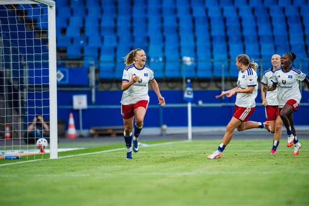 Google Pixel Frauen-Bundesliga: Hamburger SV vs. SC Freiburg, 23.08.2026 TOR, JUBEL zum 1:1 durch Nikola Karczewska (Hamburger SV, 20); Fußball, Google Pixel Frauen-Bundesliga, 1. Spieltag: Hamburger SV vs. SC Freiburg am 23.08.2026 im Volksparkstadion, Hamburg DFB REGULATIONS PROHIBIT ANY USE OF PHOTOGRAPHS AS IMAGE SEQUENCES AND OR QUASI-VIDEO. *** Google Pixel Women s Bundesliga: Hamburger SV vs. SC Freiburg, August 23, 2026—GOAL, CELEBRATION for the 1-1 equalizer by Nikola Karczewska (Hamburger SV), 20 soccer, Google Pixel Women s Bundesliga, Matchday 1: Hamburger SV vs. SC Freiburg on August 23, 2026, at the Volksparkstadion, Hamburg. DFB regulations prohibit any use of photographs as image sequences and or quasi-video. Copyright: xBEAUTIFULxSPORTS Tonhäuserx