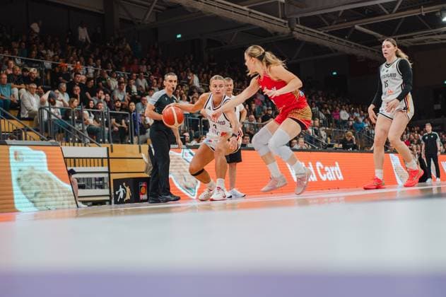 Alexandra Wilke ( 3; Deutschland A-Natio DamenBB 2026) treibt den Ball in die Zone und wird von einer ungarischen Verteidigerin gestellt. Im Hintergrund beobachtet Luisa Geiselsöder ( 15; Deutschland) die Szene vor gut gefüllten Rängen der Sparkassen-Arena in Göttingen. Alexandra Wilke ( 3; Deutschland) im Zweikampf gegen Ungarn *** Alexandra Wilke (3), Germany A National Women s BB 2026, drives the ball into the zone and is stopped by a Hungarian defender. In the background, Luisa Geiselsöder (15), Germany, watches the play in front of a packed crowd at the Sparkassen Arena in Göttingen. Alexandra Wilke (3), Germany, in aagainst Hungary Copyright: xJoelxKruehlerx
