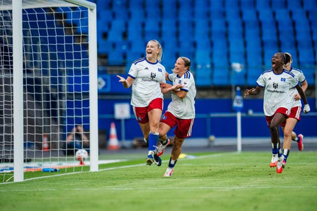 Google Pixel Frauen-Bundesliga: Hamburger SV vs. SC Freiburg, 23.08.2026 TOR, JUBEL zum 1:1 durch Nikola Karczewska (Hamburger SV, 20), hier mit Jonna Wrede (Hamburger SV, 26); Fußball, Google Pixel Frauen-Bundesliga, 1. Spieltag: Hamburger SV vs. SC Freiburg am 23.08.2026 im Volksparkstadion, Hamburg DFB REGULATIONS PROHIBIT ANY USE OF PHOTOGRAPHS AS IMAGE SEQUENCES AND OR QUASI-VIDEO. *** Google Pixel Women s Bundesliga: Hamburger SV vs. SC Freiburg, August 23, 2026—GOAL, CELEBRATION after the 1-1 equalizer by Nikola Karczewska (Hamburger SV, 20), pictured here with Jonna Wrede (Hamburger SV, 26). Soccer, Google Pixel Women s Bundesliga, Matchday 1: Hamburger SV vs. SC Freiburg on August 23, 2026, at the Volksparkstadion, Hamburg. DFB regulations prohibit any use of photographs as image sequences and or quasi-video. Copyright: xBEAUTIFULxSPORTS Tonhäuserx