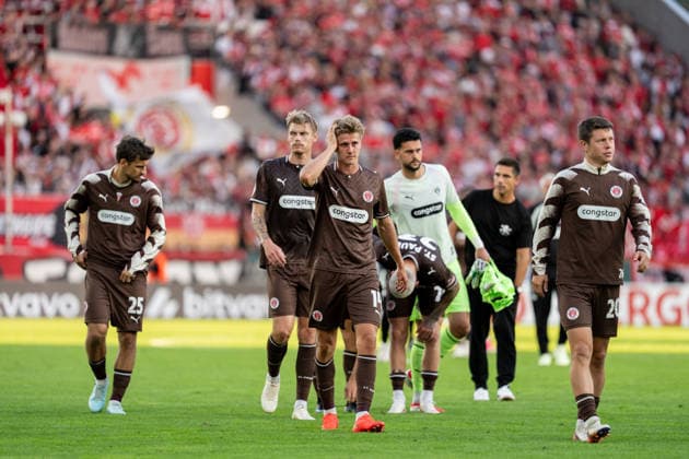 23.08.2026, GER Deutschland, Fussball, Saison 2026 2027, DFB-Pokal 1. Runde RW Essen - St. Pauli Mannschaft von FC St. Pauli geht enttäuscht zu den Fans, Gestik, Mimik, Emotionen Essen Stadion an der Hafenstraße Nordrhein-Westfalen (NRW) Deutschland *** August 23, 2026, GER Germany, Soccer, 2026–2027 Season, DFB Cup, First Round: RW Essen vs. St. Pauli; FC St. Pauli players return to the fans disappointed; gestures, facial expressions, emotions; Essen Stadium on Hafenstraße, North Rhine-Westphalia (NRW), Germany Copyright: xnordphotoxGmbHx xChristianxSchulzex