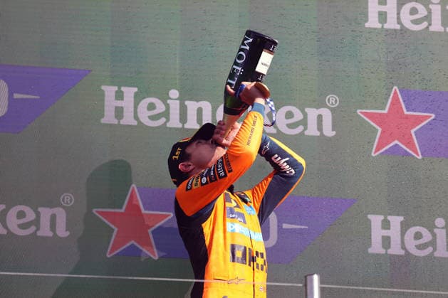 Zandvoort, Niederlande 20.- 23. August 2026: FIA Formel-1-Weltmeisterschaft - 2026 - Großer Preis der Niederlande - Zandvoort - Rennen Sonntag Im Bild: Lando Norris (GBR) mit Champagner Flasche Circuit Zandvoort *** Zandvoort, Netherlands, August 20–23, 2026; 2026 FIA Formula 1 World Championship; Dutch Grand Prix at Zandvoort; Race on Sunday; Pictured: Lando Norris (GBR) with a bottle of champagne at Circuit Zandvoort Copyright: xFotostandx xHorstxBernhardtx