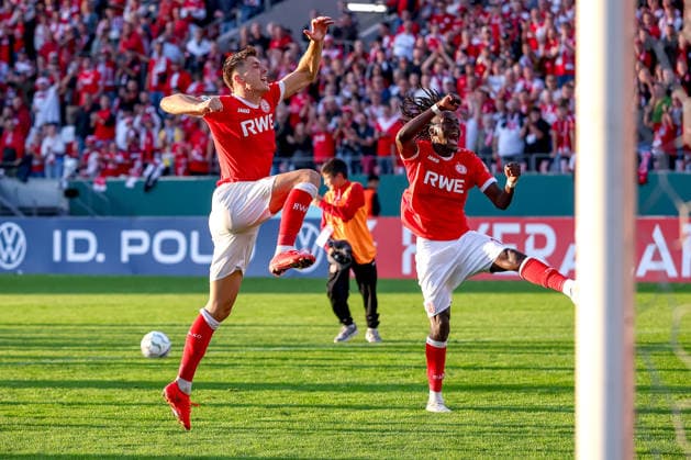 23.08.2026, Fußball, Rot-Weiss Essen - FC St. Pauli, 1. Runde DFB-Pokal 2026 27, Stadion an der Hafenstraße, Saison 2026 2027: Abschlussjubel nach dem 2:0 Sieg der Essener gegen St. Pauli. Semir Telalovic (RWE 17) jubelnd DFB regulations prohibit any use of photographs as image sequences and or quasi-video. Nordrhein-Westfalen Deutschland *** August 23, 2026, Soccer, Rot Weiss Essen vs. FC St. Pauli, First Round of the 2026–27 DFB Cup, Stadion an der Hafenstraße, 2026–2027 season. Celebrations following Essen’s 2–0 victory over St. Pauli. Semir Telalovic (RWE, 17) celebrating. DFB regulations prohibit any use of photographs as image sequences and or quasi-video. North Rhine-Westphalia, Germany