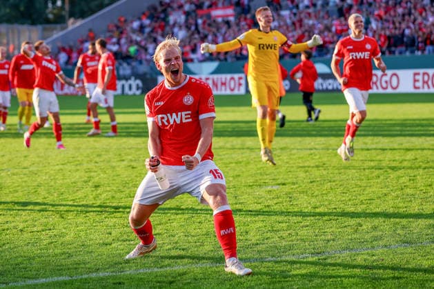 23.08.2026, Fußball, Rot-Weiss Essen - FC St. Pauli, 1. Runde DFB-Pokal 2026 27, Stadion an der Hafenstraße, Saison 2026 2027: Abschlussjubel nach dem 2:0 Sieg der Essener gegen St. Pauli. Ben Hüning (RWE 15) jubelnd DFB regulations prohibit any use of photographs as image sequences and or quasi-video. Nordrhein-Westfalen Deutschland *** August 23, 2026, Soccer, Rot Weiss Essen vs. FC St. Pauli, First Round of the 2026–27 DFB Cup, Stadion an der Hafenstraße, 2026–2027 season. Celebrations following Essen’s 2–0 victory over St. Pauli. Ben Hüning (RWE, age 15) celebrating. DFB regulations prohibit any use of photographs as image sequences and or quasi-video. North Rhine-Westphalia, Germany