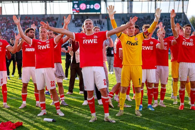 23.08.2026, Fußball, Rot-Weiss Essen - FC St. Pauli, 1. Runde DFB-Pokal 2026 27, Stadion an der Hafenstraße, Saison 2026 2027: Abschlussjubel nach dem 2:0 Sieg der Essener gegen St. Pauli. Janne Sietan (RWE 22) Marek Janssen (RWE 20) Torwart Jakob Golz (RWE 01) DFB regulations prohibit any use of photographs as image sequences and or quasi-video. Nordrhein-Westfalen Deutschland *** August 23, 2026, Soccer, Rot Weiss Essen vs. FC St. Pauli, 1st Round of the 2026–27 DFB Cup, Stadion an der Hafenstraße, 2026–2027 Season: Celebrations following Essen’s 2–0 victory over St. Pauli. Janne Sietan (RWE 22), Marek Janssen (RWE 20), Goalie Jakob Golz (RWE 01). DFB regulations prohibit any use of photographs as image sequences and or quasi-video. North Rhine-West, Germany