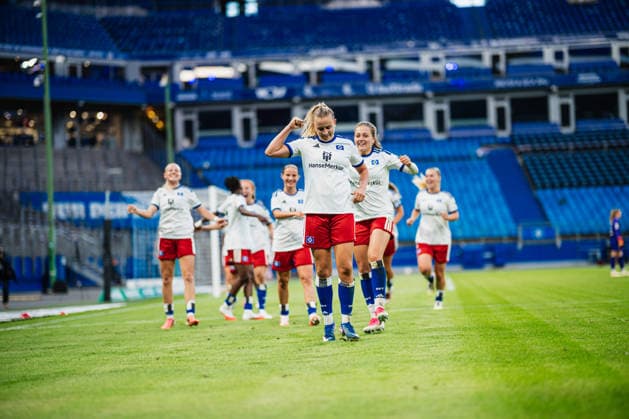 Google Pixel Frauen-Bundesliga: Hamburger SV vs. SC Freiburg, 23.08.2026 TOR, JUBEL zum 1:1 durch Nikola Karczewska (Hamburger SV, 20); Fußball, Google Pixel Frauen-Bundesliga, 1. Spieltag: Hamburger SV vs. SC Freiburg am 23.08.2026 im Volksparkstadion, Hamburg DFB REGULATIONS PROHIBIT ANY USE OF PHOTOGRAPHS AS IMAGE SEQUENCES AND OR QUASI-VIDEO. *** Google Pixel Women s Bundesliga: Hamburger SV vs. SC Freiburg, August 23, 2026 — GOAL, CELEBRATION for the 1-1 equalizer by Nikola Karczewska (Hamburger SV), 20 Soccer, Google Pixel Women s Bundesliga, Matchday 1: Hamburger SV vs. SC Freiburg on August 23, 2026, at the Volksparkstadion, Hamburg. DFB regulations prohibit any use of photographs as image sequences and or quasi-video. Copyright: xBEAUTIFULxSPORTS Tonhäuserx