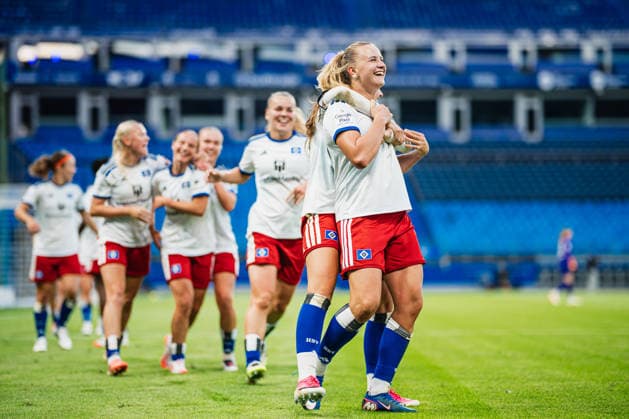 Google Pixel Frauen-Bundesliga: Hamburger SV vs. SC Freiburg, 23.08.2026 TOR, JUBEL zum 1:1 durch Nikola Karczewska (Hamburger SV, 20); Fußball, Google Pixel Frauen-Bundesliga, 1. Spieltag: Hamburger SV vs. SC Freiburg am 23.08.2026 im Volksparkstadion, Hamburg DFB REGULATIONS PROHIBIT ANY USE OF PHOTOGRAPHS AS IMAGE SEQUENCES AND OR QUASI-VIDEO. *** Google Pixel Women s Bundesliga: Hamburger SV vs. SC Freiburg, August 23, 2026 — GOAL, CELEBRATION for the 1-1 equalizer by Nikola Karczewska (Hamburger SV), 20 Soccer, Google Pixel Women s Bundesliga, Matchday 1: Hamburger SV vs. SC Freiburg on August 23, 2026, at the Volksparkstadion, Hamburg. DFB regulations prohibit any use of photographs as image sequences and or quasi-video. Copyright: xBEAUTIFULxSPORTS Tonhäuserx