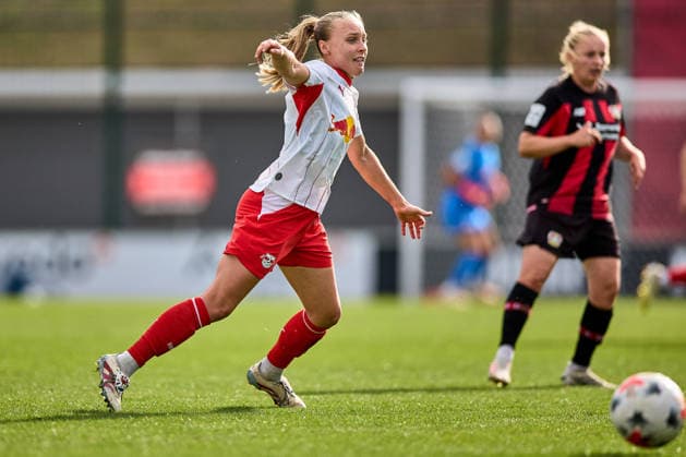 23.08.2026, GER, Frauenfußball, BL, 2026 2027, RB Leipzig - Bayer 04 Leverkusen Lou-Ann Joly (6, RB Leipzig), Freisteller, Aktion, mit Ball Leipzig Trainingszentrum der Roten Bulle Sachsen Deutschland *** August 23, 2026, GER, Women s Soccer, Bundesliga, 2026–2027, RB Leipzig vs. Bayer 04 Leverkusen, Lou Ann Joly 6, RB Leipzig, Free Kick, Action, With Ball, Leipzig Training Center of the Red Bulls, Saxony, Germany