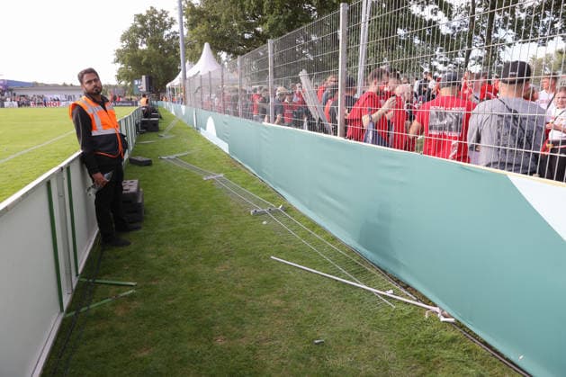 23.08.2026, xtgx, Fussball DFB-Pokal 1. Runde, VfB Krieschow - 1. FSV Mainz 05, v.l. Fans aus Mainz haben die Zäune des Gästeblocks beschädigt (DFL DFB REGULATIONS PROHIBIT ANY USE OF PHOTOGRAPHS as IMAGE SEQUENCES and or QUASI-VIDEO) Krieschow *** August 23, 2026, xtgx, Soccer DFB Cup First Round, VfB Krieschow 1 FSV Mainz 05, from left: Fans from Mainz damaged the fences of the visitors section. DFL and DFB regulations prohibit any use of photographs as image sequences and or quasi-video. Krieschow