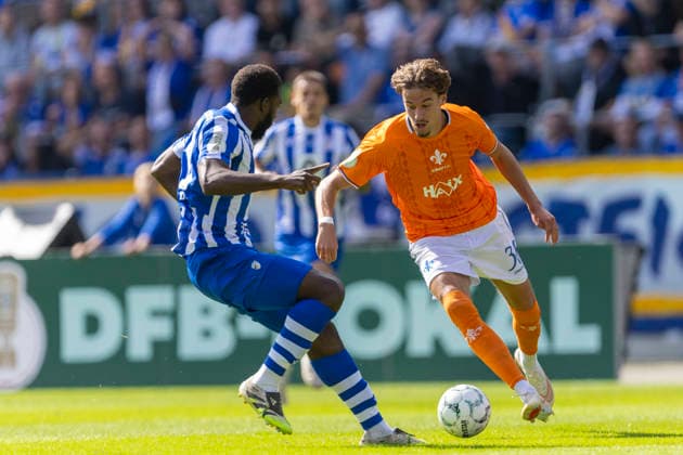 GER, Jena, Fussball, DFB-Pokal, 1. Hauptrunde, FC Carl-Zeiss Jena vs. SV Darmstadt 98 im Bild v.l.: Milan Smit (Darmstadt 98 36), Aktion mit Ball 23.08.2026, Ernst Abbe Sportfeld Jena DFB REGULATIONS PROHIBIT ANY USE OF PHOTOGRAPHS AS IMAGE SEQUENCES AND OR QUASI-VIDEO, *** GER, Jena, Soccer, DFB Cup, 1st Round, FC Carl Zeiss Jena vs. SV Darmstadt 98; pictured from left: Milan Smit (Darmstadt 98), No. 36, in action with the ball, August 23, 2026, Ernst Abbe Sportfeld, Jena. DFB regulations prohibit any use of photographs as image sequences and or quasi-video, Copyright: HMBxMedia PaulxFritz