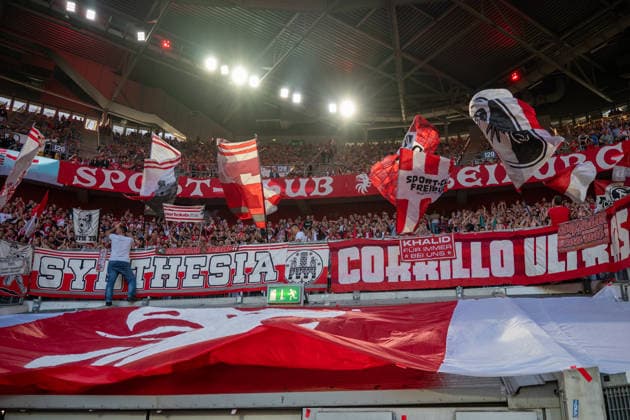 Deutschland: Fussball Saison 2026 2027, DFB-Pokal Runde 1, Fortuna Düsseldorf vs SC Freiburg - MERKUR SPIEL-ARENA (Düsseldorf): Gästefans, Auswärtsblock, Fankurve, SC-Freiburg, Fahnen, Ultras, Support, Düsseldorf MERKUR SPIEL-ARENA-Stadion Deutschland *** Germany Soccer Season 2026–2027, DFB Cup Round 1, Fortuna Düsseldorf vs. SC Freiburg, MERKUR SPIEL ARENA, Düsseldorf, visiting fans, away section, fan section, SC Freiburg, flags, Ultras, support, Düsseldorf, MERKUR SPIEL ARENA Stadium, Germany Copyright: xOrhanxHabashx