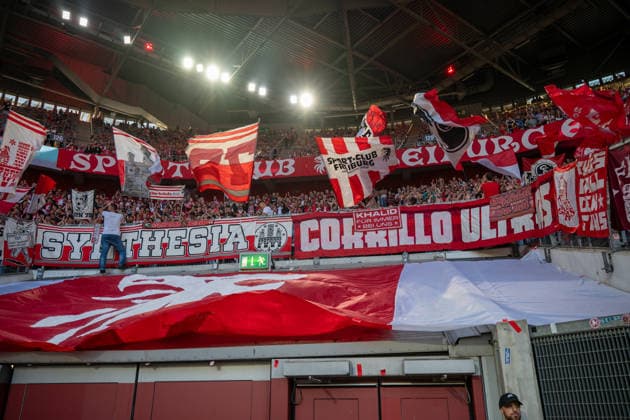 Deutschland: Fussball Saison 2026 2027, DFB-Pokal Runde 1, Fortuna Düsseldorf vs SC Freiburg - MERKUR SPIEL-ARENA (Düsseldorf): Gästefans, Auswärtsblock, Fankurve, SC-Freiburg, Fahnen, Ultras, Support, Düsseldorf MERKUR SPIEL-ARENA-Stadion Deutschland *** Germany Soccer Season 2026–2027, DFB Cup Round 1, Fortuna Düsseldorf vs. SC Freiburg, MERKUR SPIEL ARENA, Düsseldorf, visiting fans, away section, fan section, SC Freiburg, flags, Ultras, support, Düsseldorf, MERKUR SPIEL ARENA Stadium, Germany Copyright: xOrhanxHabashx