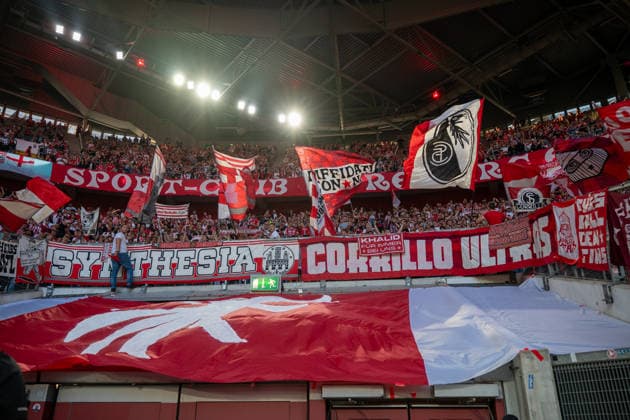 Deutschland: Fussball Saison 2026 2027, DFB-Pokal Runde 1, Fortuna Düsseldorf vs SC Freiburg - MERKUR SPIEL-ARENA (Düsseldorf): Gästefans, Auswärtsblock, Fankurve, SC-Freiburg, Fahnen, Ultras, Support, Düsseldorf MERKUR SPIEL-ARENA-Stadion Deutschland *** Germany Soccer Season 2026–2027, DFB Cup Round 1, Fortuna Düsseldorf vs. SC Freiburg, MERKUR SPIEL ARENA, Düsseldorf, visiting fans, away section, fan section, SC Freiburg, flags, Ultras, support, Düsseldorf, MERKUR SPIEL ARENA Stadium, Germany Copyright: xOrhanxHabashx