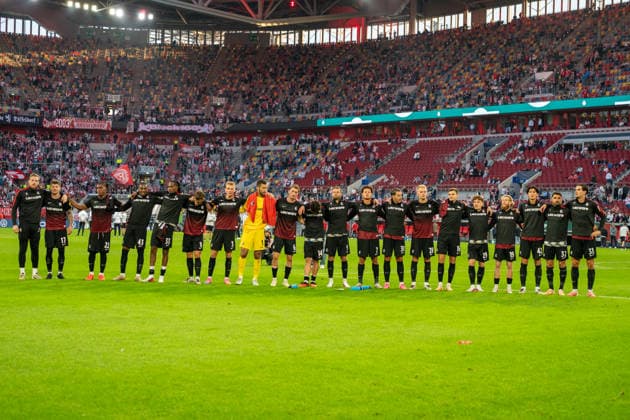 Deutschland: Fussball Saison 2026 2027, DFB-Pokal Runde 1, Fortuna Düsseldorf vs SC Freiburg - MERKUR SPIEL-ARENA (Düsseldorf): Siegesfeier, Reaktion, Jordy Makengo (SC Freiburg,33) Maximilian Eggestein (SC Freiburg,8) Derry Scherhant (SC Freiburg,7) Lukas Kübler (SC Freiburg,17) Düsseldorf MERKUR SPIEL-ARENA-Stadion Deutschland *** Germany Soccer Season 2026–2027, DFB Cup Round 1, Fortuna Düsseldorf vs. SC Freiburg at MERKUR SPIEL ARENA in Düsseldorf—Victory Celebration, Reaction, Jordy Makengo (SC Freiburg, 33), Maximilian Eggestein (SC Freiburg, 8), Derry Scherhant (SC Freiburg, 7), Lukas Kübler (SC Freiburg, 17), Düsseldorf, MERKUR SPIEL ARENA, Stadium, Germany Copyright: xOrhanxHabashx