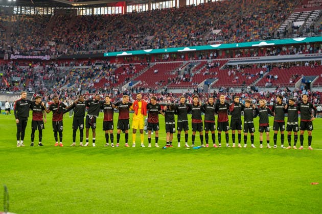 Deutschland: Fussball Saison 2026 2027, DFB-Pokal Runde 1, Fortuna Düsseldorf vs SC Freiburg - MERKUR SPIEL-ARENA (Düsseldorf): Siegesfeier, Reaktion, Jordy Makengo (SC Freiburg,33) Maximilian Eggestein (SC Freiburg,8) Derry Scherhant (SC Freiburg,7) Lukas Kübler (SC Freiburg,17) Jan-Niklas Beste (SC Freiburg,19) Düsseldorf MERKUR SPIEL-ARENA-Stadion Deutschland *** Germany Soccer Season 2026–2027, DFB Cup Round 1, Fortuna Düsseldorf vs. SC Freiburg at MERKUR SPIEL ARENA Düsseldorf Victory Celebration, Reaction, Jordy Makengo (SC Freiburg, 33), Maximilian Eggestein (SC Freiburg, 8), Derry Scherhant (SC Freiburg, 7), Lukas Kübler (SC Freiburg, 17), Jan Niklas Beste (SC Freiburg, 19), Düsseldorf, MERKUR SPIEL ARENA, Stadium, Germany Copyright: xOrhanxHabashx