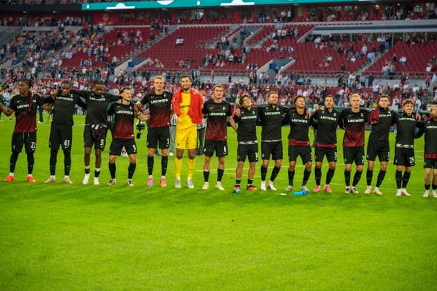 Deutschland: Fussball Saison 2026 2027, DFB-Pokal Runde 1, Fortuna Düsseldorf vs SC Freiburg - MERKUR SPIEL-ARENA (Düsseldorf): Siegesfeier, Reaktion, Jordy Makengo (SC Freiburg,33) Maximilian Eggestein (SC Freiburg,8) Derry Scherhant (SC Freiburg,7) Lukas Kübler (SC Freiburg,17) Düsseldorf MERKUR SPIEL-ARENA-Stadion Deutschland *** Germany Soccer Season 2026–2027, DFB Cup Round 1, Fortuna Düsseldorf vs. SC Freiburg at MERKUR SPIEL ARENA in Düsseldorf—Victory Celebration, Reaction, Jordy Makengo (SC Freiburg, 33), Maximilian Eggestein (SC Freiburg, 8), Derry Scherhant (SC Freiburg, 7), Lukas Kübler (SC Freiburg, 17), Düsseldorf, MERKUR SPIEL ARENA, Stadium, Germany Copyright: xOrhanxHabashx