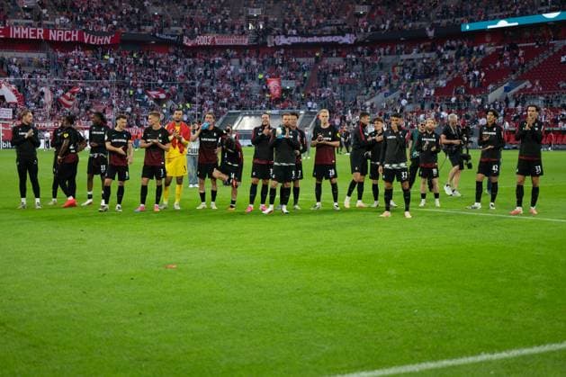 Freiburger Mannschaft feiert den Sieg mit den Fans, Fortuna Duesseldorf vs. SC Freiburg, Fussball, DFB-Pokal, 1. Runde, 23.08.2026 Duesseldorf Nordrhein-Westfalen Deutschland *** The Freiburg team celebrates the victory with the fans, Fortuna Düsseldorf vs. SC Freiburg, soccer, DFB Cup, 1st round, August 23, 2026, Düsseldorf, North Rhine-Westphalia, Germany Copyright: xkolbert-press MarkusxVerwimpx