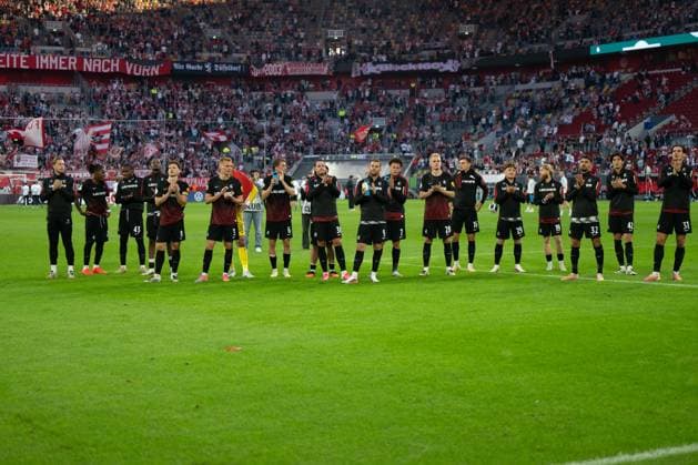 Freiburger Mannschaft feiert den Sieg mit den Fans, Fortuna Duesseldorf vs. SC Freiburg, Fussball, DFB-Pokal, 1. Runde, 23.08.2026 Duesseldorf Nordrhein-Westfalen Deutschland *** The Freiburg team celebrates the victory with the fans, Fortuna Düsseldorf vs. SC Freiburg, soccer, DFB Cup, 1st round, August 23, 2026, Düsseldorf, North Rhine-Westphalia, Germany Copyright: xkolbert-press MarkusxVerwimpx