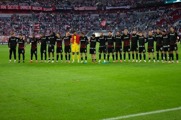 Freiburger Mannschaft feiert den Sieg mit den Fans, Fortuna Duesseldorf vs. SC Freiburg, Fussball, DFB-Pokal, 1. Runde, 23.08.2026 Duesseldorf Nordrhein-Westfalen Deutschland *** The Freiburg team celebrates the victory with the fans, Fortuna Düsseldorf vs. SC Freiburg, soccer, DFB Cup, 1st round, August 23, 2026, Düsseldorf, North Rhine-Westphalia, Germany Copyright: xkolbert-press MarkusxVerwimpx
